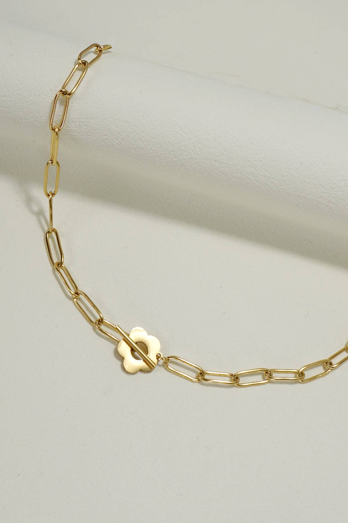JOSSLYN by Wall to Wall - STAINLESS STEEL TARNISH FREE FLOWER TOGGLE NECKLACE | 40H343