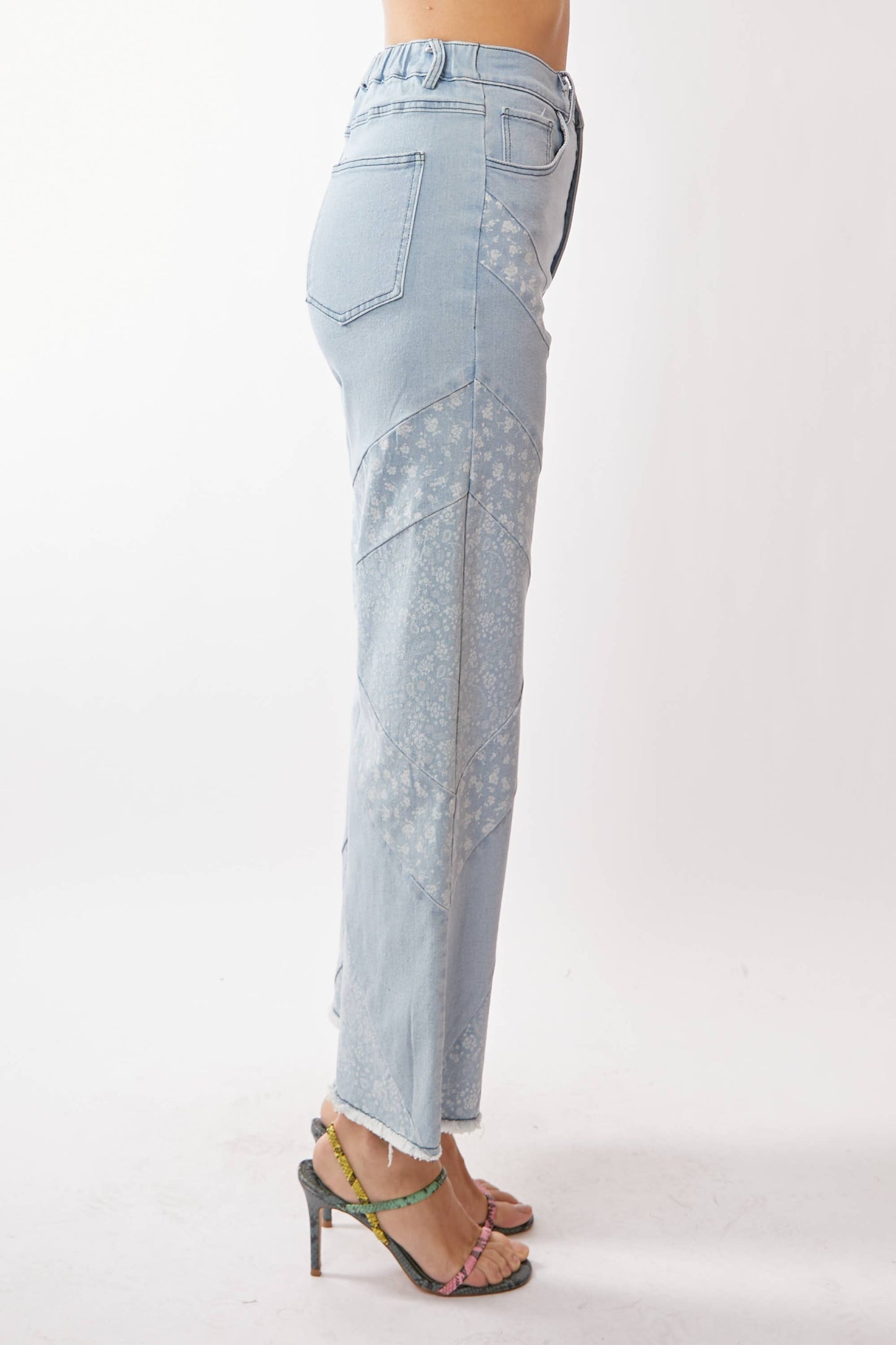 Davi & Dani - WIDE OPENING DENIM DITSY FLORAL AND PAISLEY PRINT