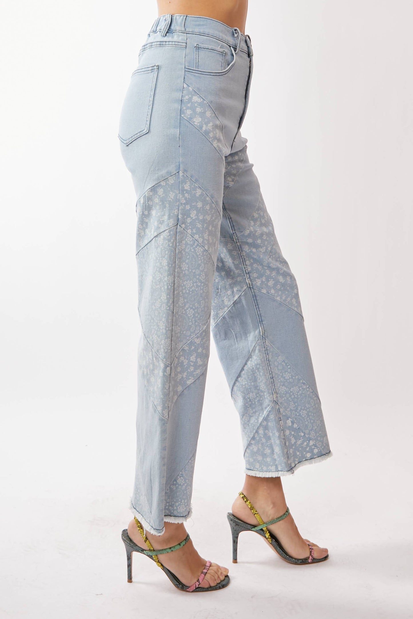 Davi & Dani - WIDE OPENING DENIM DITSY FLORAL AND PAISLEY PRINT
