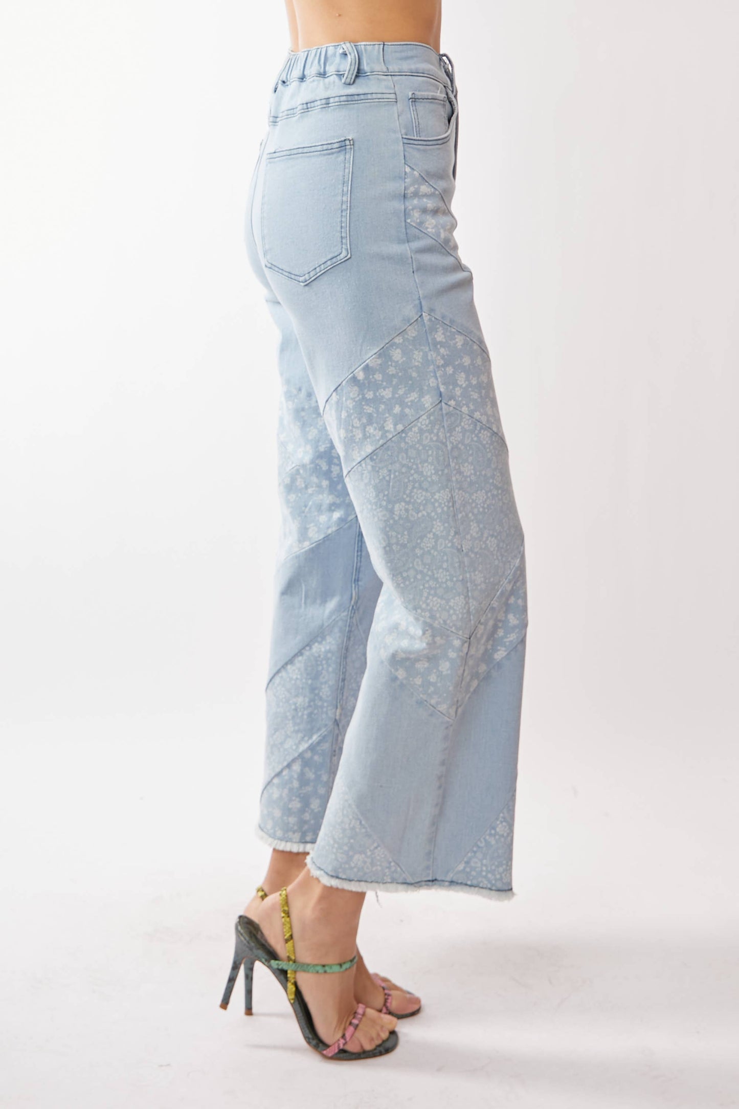 Davi & Dani - WIDE OPENING DENIM DITSY FLORAL AND PAISLEY PRINT