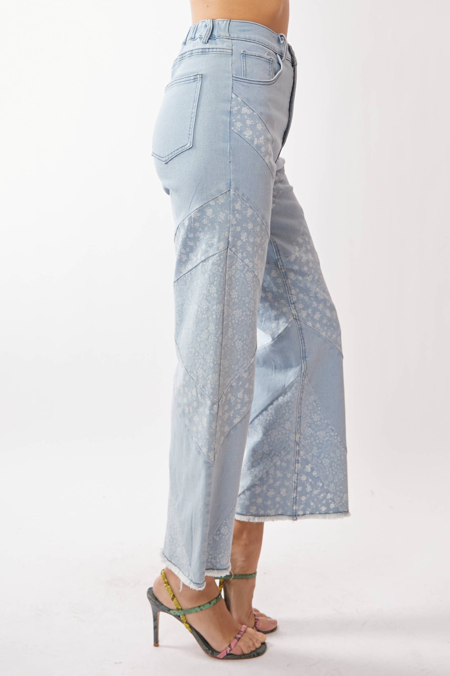 Davi & Dani - WIDE OPENING DENIM DITSY FLORAL AND PAISLEY PRINT