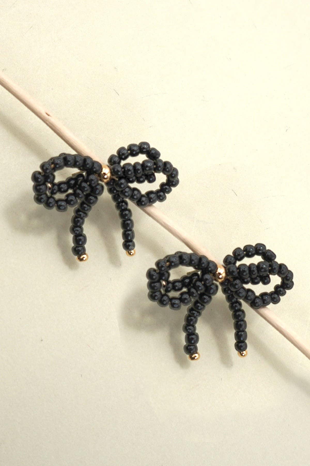 JOSSLYN by wall to wall - DOUBLE BEADED BLACK PEARL BOW EARRINGS | 80E06277