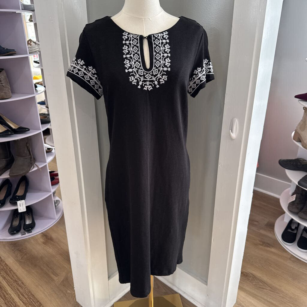 Short sleeve w/ keyhole front & embroidery