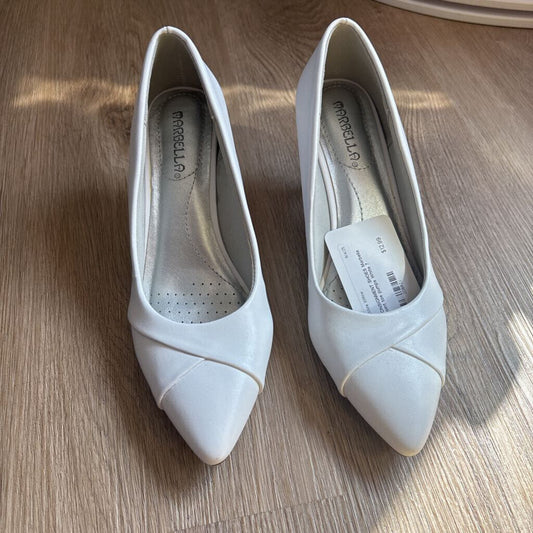 Point toe pumps