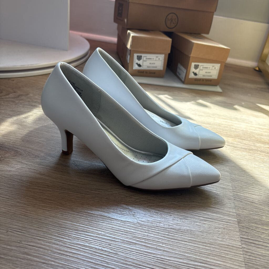 Point toe pumps