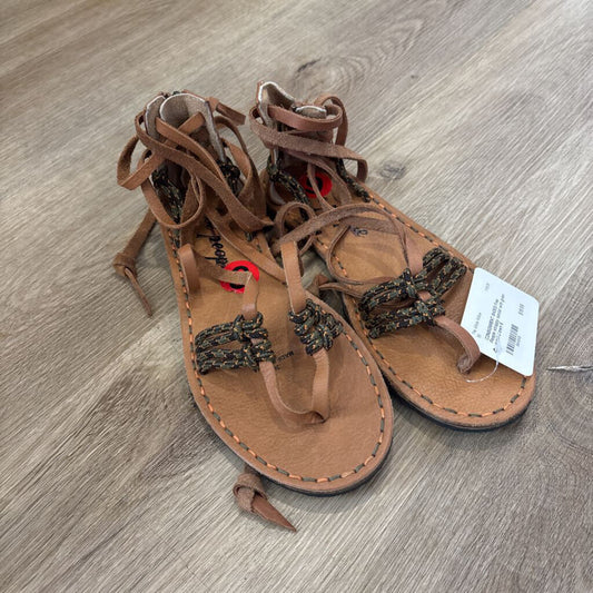 strappy sandal with green detail