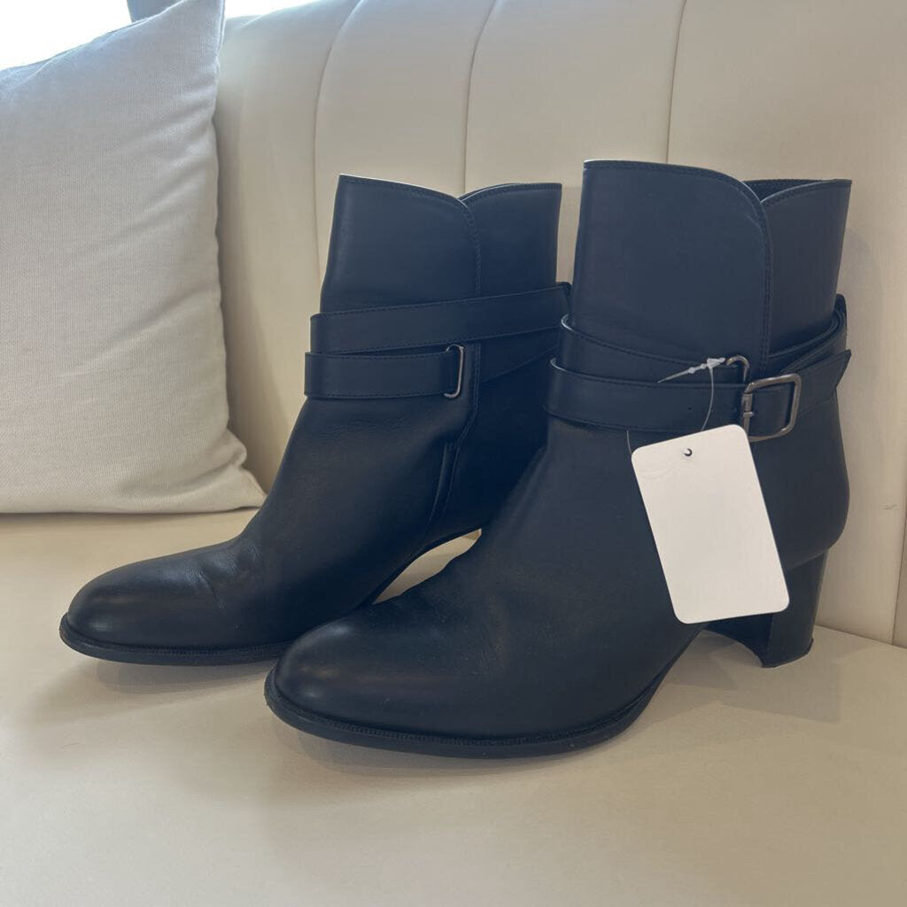 Manolo Leather Ankle heeled boots